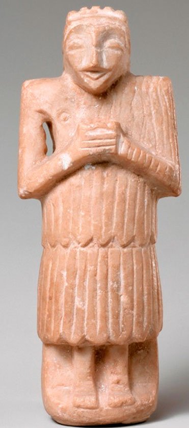 Statuette en albâtre, avec les mains jointes, découverte à Suze (actuel Iran) IIIe millénaire avant notre ère, actuellement au Musée du Louvre.